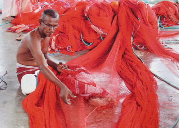 2ème Réparation de filets de pêche au SRI LANKA Par Mr Jean Pierre DELAHAYE
